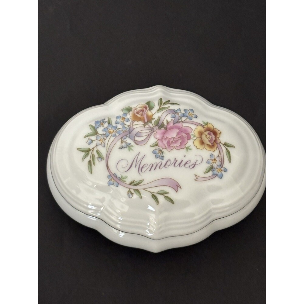 VINTAGE Avon Memories Collectible Porcelain Music Box plays  "Try to Remember"